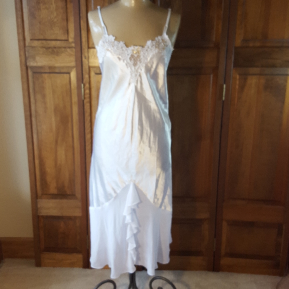 Enchanting NWOT White Beaded Lace Negligee Sz Small